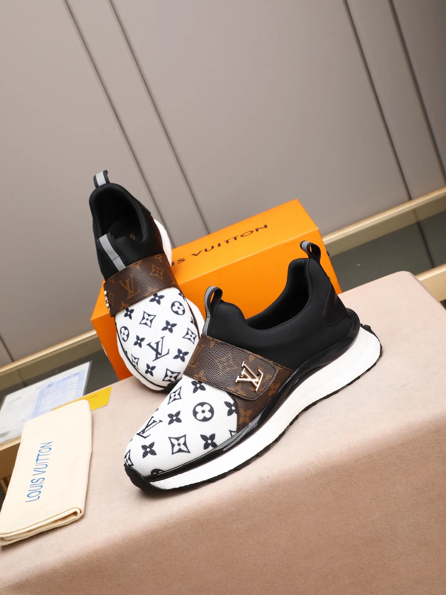 🪐🪐🪐Men's Shoes💰460💰[LV] A top fashion brand, a men's shoe that can handle various styles. The upper is made of a variety of materials, and the lining is imported mesh, which is sweat-absorbent and comfortable. The popcorn outsole design is the top priority - light and comfortable. Extremely testing process requirements: two colors available: 38-44 (customized at 45)